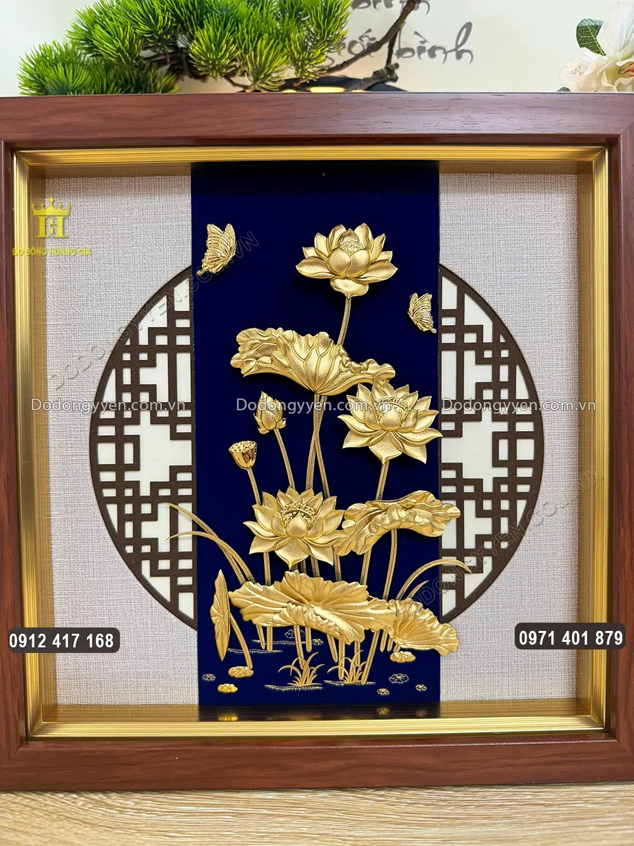 H&igrave;nh ảnh hoa sen bung nở khoe sắc ở trung t&acirc;m bức tranh